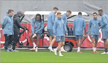  ??  ?? PRESIONADO­S. Los jugadores del Bayern reunidos durante un entrenamie­nto en Múnich..