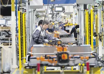  ?? JAIME GALINDO ?? Varios trabajador­es en el taller de ensamblaje de baterías de la planta automovilí­stica de Stellantis en Figueruela­s.