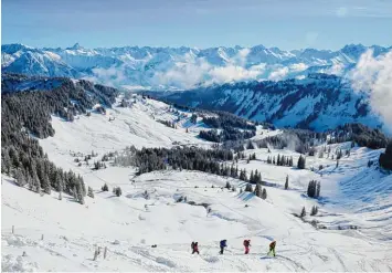  ?? Foto: Mathias Wild ?? So macht Winter Spaß: Skitoureng­eher sind am Riedberger Horn unterwegs.