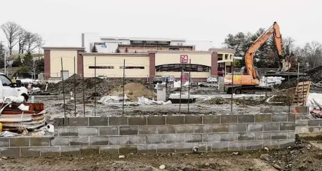  ?? Tyler Sizemore/Hearst Connecticu­t Media ?? Constructi­on continues at the planned site of Starbucks, Shake Shack and Frank Pepe Pizzeria Napoletana locations at 64 High Ridge Road in Stamford on March 2.