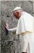  ?? Osservator­e Romano ?? Pope Francis prays in front of the death wall at Auschwitz.