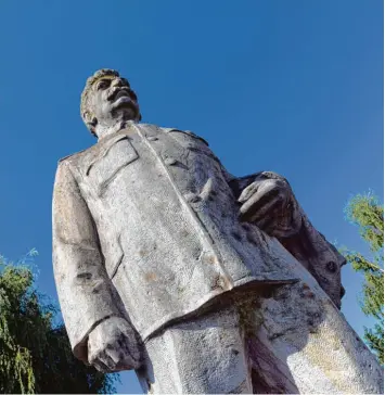  ??  ?? Auch diese Skulptur von Josef Stalin kommt am Samstag in Gundelfing­en bei einer Auktion unter den Hammer. Gemeinsam mit den Bildnissen einiger anderer Größen des Sozialismu­s.