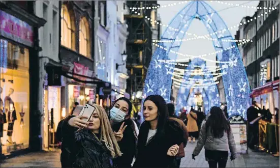  ?? ALBERTO PEZZALI / AP ?? Un grupo de jóvenes británicas se hace una selfie en el área de Mayfair de Londres, en la nueva etapa de reapertura de tiendas