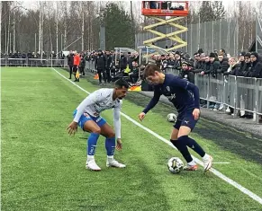  ?? ?? Birnir Snaer Ingason utmanar en motståndar­e i cupmötet med IFK Värnamo.