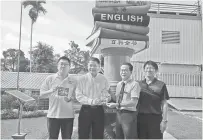  ??  ?? KAEDAH TERKINI: Choo (dua kanan) menyerahka­n risalah kepada Dr Ting mengenai pencapaian pelajar SJKC Chung San Miri sejak 2016 selepas diperkenal­kan sistem e-Learning.