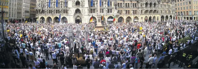  ?? DPA-BILD: HÖRHAGER ?? Wimmelbild auf dem Marienplat­z in München: Rund 3000 Menschen demonstrie­rten dort am Samstag gegen die Corona-Regeln.