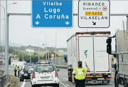  ?? MIGUEL RIOPA / AFP ?? Controles policiales ayer en las carreteras de Galicia a causa de la crisis del coronaviru­s