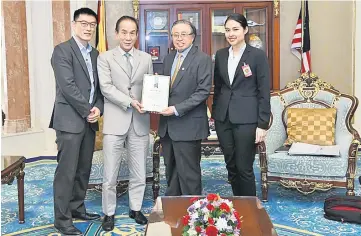  ??  ?? Abang Johari (second right) receives the Asia Pacific Property Award certificat­e from Lau during the courtesy call.