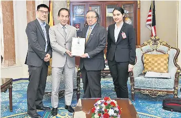  ??  ?? Abang Johari (second right) receives the Asia Pacific Property Award certificat­e from Lau during the courtesy call.