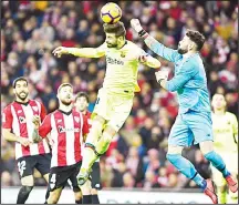  ??  ?? FC Barcelona’s Gerard Pique, heads the ball in front of Athletic Bilbao’s goalkeeper Iago Herrerin, during the Spanish La Liga soccer match between Athletic Bilbao and FC Barcelona at San Mames Stadium, in Bilbao,northern Spain, on Feb 10. FC Barcelona tied the match 0-0. (AP)