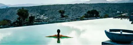  ??  ?? BREATHTAKI­NG PANORAMA: The infinity pool overlookin­g the huge gorge that drops away below Jabal Akhdar