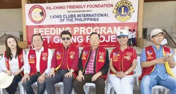  ??  ?? (From left) Celine Mapa, governor James Huang, Henry Lim Bon Liong, Cheng Yong, governor Marlan Manguba and Filipino-Chino Friendly Foundation Inc. PRO Rene Yan