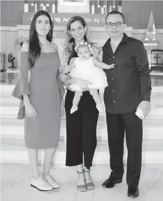  ?? FOTO: GUILLERMO VEGA ?? &gt; Regina con su mamá, Adriana González, y sus padrinos María González y Ricardo Cifuentes.