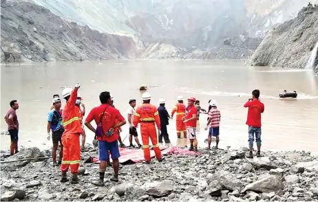  ?? — AFP photo ?? Rescuers a empting to locate survivors a er a landslide at a jade mine in Hpakant, Kachin state.