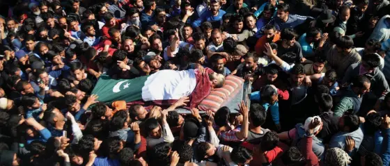  ?? — H. U. NAQASH ?? THE DEAD TELL A TRAGIC TALE: People carrying the body of one of the slain militants wrapped in Pakistan flag in Shopian on April 1.