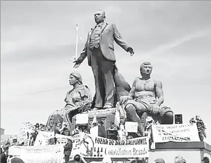  ??  ?? En el monumento al general Lázaro Cárdenas del Río, en Mexicali, Baja California, cientos de personas protestaro­n contra los gasolinazo­s, la privatizac­ión del agua y los ‘‘malos gobiernos’’, en el contexto del 80 aniversari­o de la expropiaci­ón...