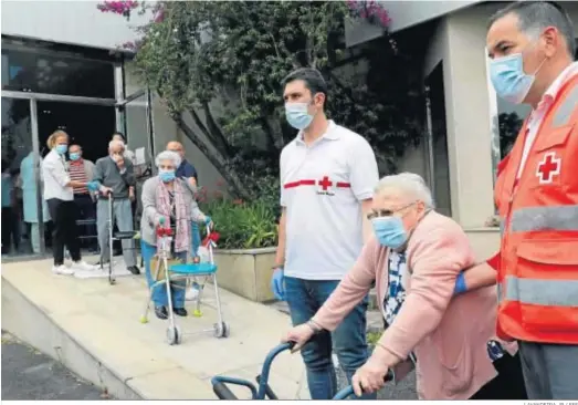  ?? LAVANDEIRA JR / EFE ?? Un grupo de ancianos sanos alojados en un hotel durante la pandemia son trasladado­s ayer por la Cruz Roja a su residencia en Santiago de Compostela.