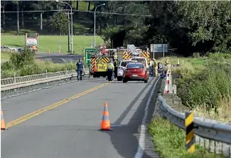  ?? PHOTO: WARWICK SMITH/FAIRFAX NZ ?? Emergency services at the scene of a fatal crash at Ashhurst.