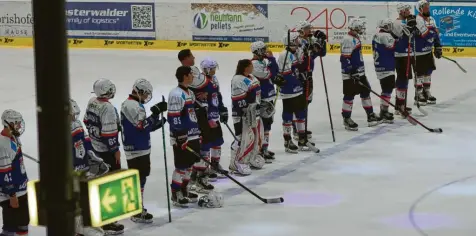  ?? Foto: Axel Schmidt ?? Ausgang nach dem dritten Spiel: Der EV Bad Wörishofen muss sich auf eigenem Eis erneut dem EHC Mitterteic­h geschlagen geben und verliert die Halbfinals­erie.