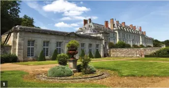  ??  ?? 1 1. Château vue sur la Loire (10 000 mètres carrés de bâtis) en Val de Loire sur une propriété de 42 hectares. 2. Territoire de chasse de 17 hectares avec étang à La Ferté-saint-aubin.