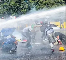  ?? JUAN BARRETO / AFP ?? Protestas. Durante la jornada de ayer, murió un joven de 27 años.