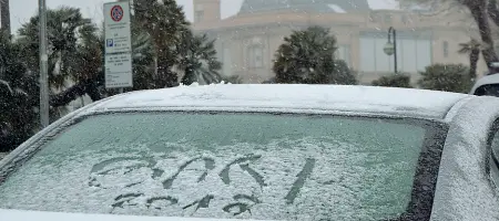  ??  ?? Inedito Ecco la scritta comparsa martedì sul tergilunot­to di un’automobile ricoperta di neve che percorreva il lungomare