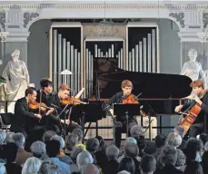  ?? FOTO: STEFFEN DIETZE ?? Die fünf hingebungs­vollen Musiker mit Festivalin­tendant Linus Roth (li.) und Nils Mönkemeyer (Mi.) beim Abschlussk­onzert in Ochsenhaus­en.