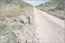  ??  ?? En varios tramos el camino de acceso a Fuerte Olimpo necesita urgente y buena reparación antes de que llueva.