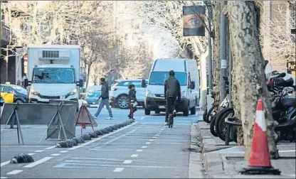  ?? MANÉ ESPINOSA ?? Dos camiones dedicados al transporte de mercancías, en una calle del Eixample