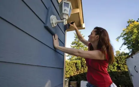  ?? DREAMSTIME ?? A trick to avoiding lap marks when tackling horizontal siding is to work your way from one end to the other.