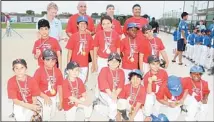  ??  ?? A winning team displaying their medals