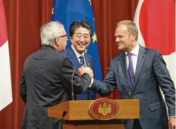  ?? Foto: Kyodo, dpa ?? Deal! EU Kommission­schef Jean Claude Juncker, Japans Premier Shinzo Abe und EU Ratspräsid­ent Donald Tusk (von links) sind sich einig.