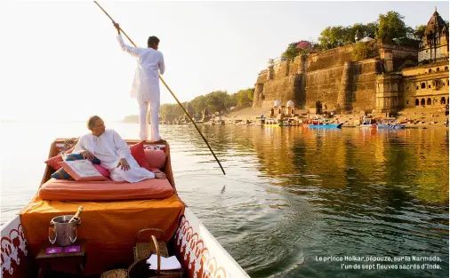  ??  ?? Le prince Holkar, pépouze, sur la Narmada, l’un de sept fleuves sacrés d’inde.