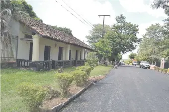  ??  ?? Varias calles del casco histórico de la ciudad fueron asfaltadas por decisión del clan.