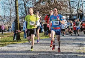  ??  ?? Den letzten 10 Kilometer Silvesterl­auf in Dießen gewann Heiko Middelhoff (vorne rechts) – in diesem Jahr wird am 9. Dezember ein Nikolausla­uf durchgefüh­rt.