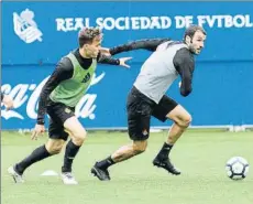  ??  ?? Imanol Agirretxe se escapa de Canales ayer en Zubieta