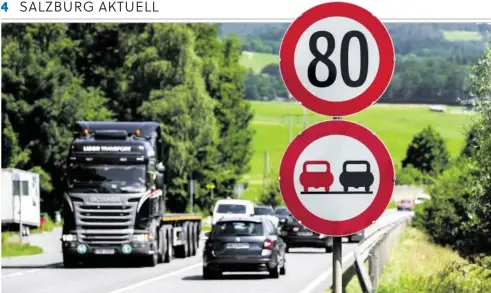  ?? BILD: SN/CHRIS HOFER ?? Zwischen Oberndorf und Bergheim weisen nun Verkehrssc­hilder wie hier bei Acharting auf das neue Tempolimit hin.