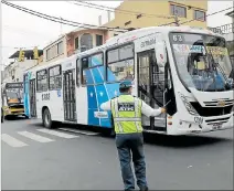  ?? FREDDY RODRÍGUEZ / EXPRESO ?? Labor. Los agentes verifican el comportami­ento del tráfico en la avenida.