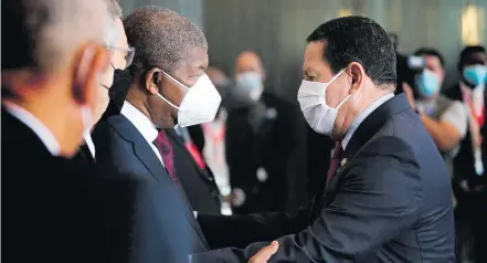  ?? AMPE ROGERIO / EFE ?? Viagem. O vice-presidente Hamilton Mourão cumpriment­a o presidente de Angola, João Lourenço, sábado, em Luanda