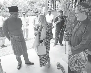  ?? — Gambar Bernama ?? BERKONGSI FAKTA: Dr Hezri berbual dengan Dr Kirstin (tengah) dan Sigurður (kanan) semasa menghadiri Majlis Sambutan Hari Raya Aidiladha di Inap Desa Bukit Tangga, Langkawi semalam.