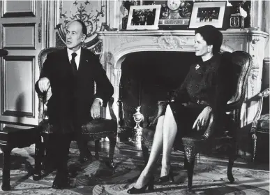  ??  ?? Valéry Giscard d’Estaing et son épouse, Anne-Aymone, le 31 décembre 1975, lors des voeux du Nouvel An.