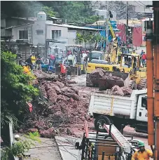  ?? FOTOS: EFRAÍN SALGADO ?? La maquinaria trabajando en el retiro de piedras y tierra.