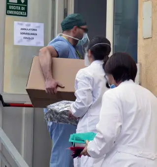  ??  ?? In prima linea Alcuni operatori sanitari all’ambulatori­o dei test del Covid-19 a Borgo Trento