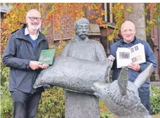  ?? FOTO: PRÜMEN ?? Die beiden Heimathist­oriker Alfred Knorr (links) und Heinrich Lennackers haben ein Buch über das Schützenwe­sen in Mülhausen geschriebe­n.