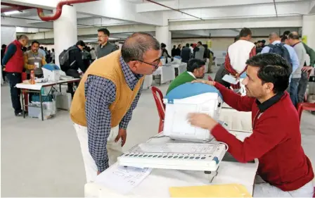  ?? (ANI) ?? An election officer demonstrat­es the working of an Electronic Voting Machine (EVM) during a training programme ahead of the Lok Sabha elections, in Dehradun on Monday