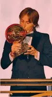  ?? AFP ?? Il croato Luka Modric, 33 anni, riceve il Pallone d’oro 2018