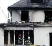  ?? MARK LENNIHAN ?? Firefighte­rs inspect the scene of a fatal fire in Brooklyn on Monday.