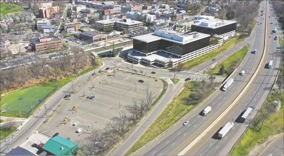  ?? Patrick Sikes / For Hearst Connecticu­t Media ?? A Metro-North commuter rail parking lot adjacent to the Greenwich Plaza office complex off Interstate 95 in Greenwich in April at the height of the coronaviru­s pandemic in Connecticu­t.