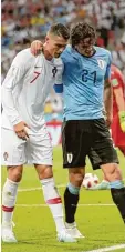  ?? Foto: imago ?? Superstar hilft Superstar: Cristiano Ro naldo (links) stützt Edinson Cavani nach dessen Verletzung.