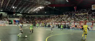  ??  ?? Calcio a 5 Al PalaSind di Bassano l’Acqua&Sapone ha battuto la Luparense in finale